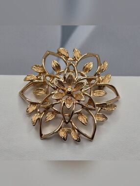 Vintage “Petal-Lure” Brooch Gold Tone Layered Floral Signed 1962 Sarah Coventry